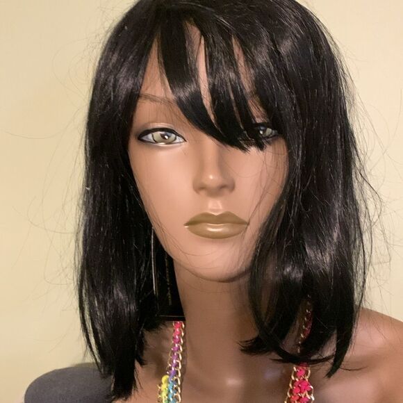 Beautiful Black Heat Resistant Synthetic Wig. Very soft. Feels real - Picture 3 of 13